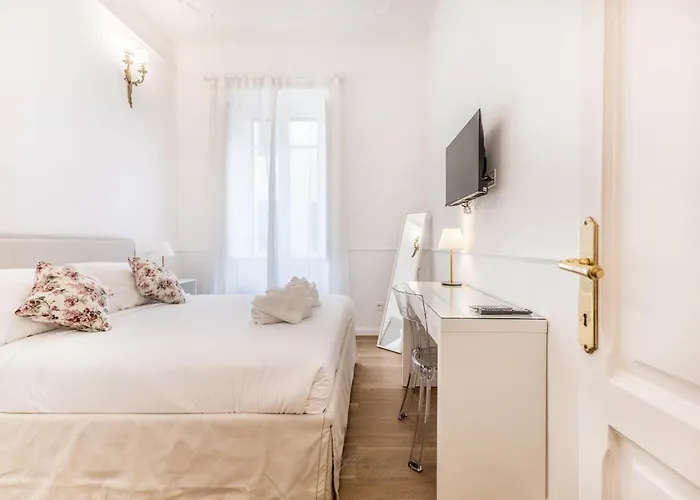 Elegant 3-bedroom Near The Metro Apartment Rom
