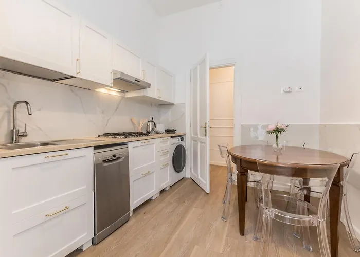 Apartment Elegant 3-bedroom Near The Metro Rom