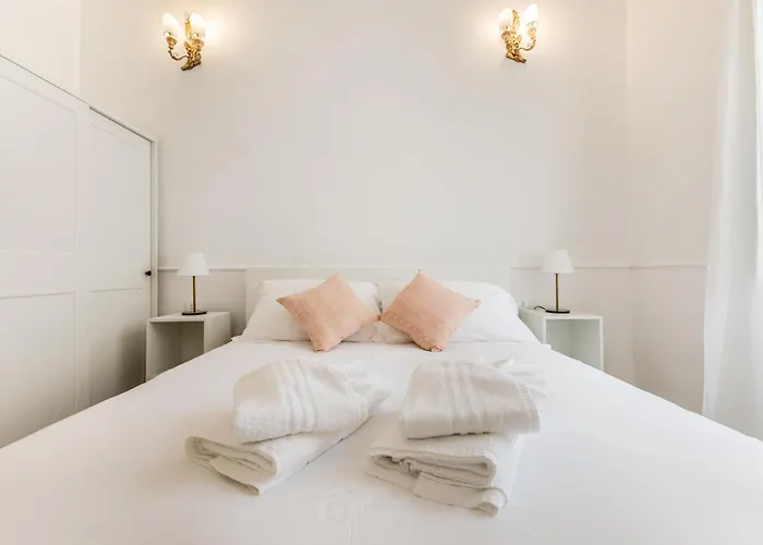 Elegant 3-bedroom Near The Metro Apartment Rom