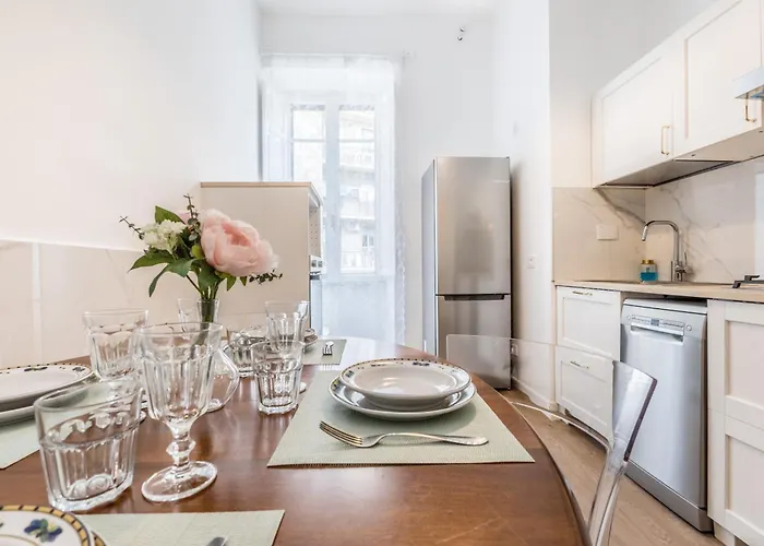 Apartment Elegant 3-bedroom Near The Metro Rom