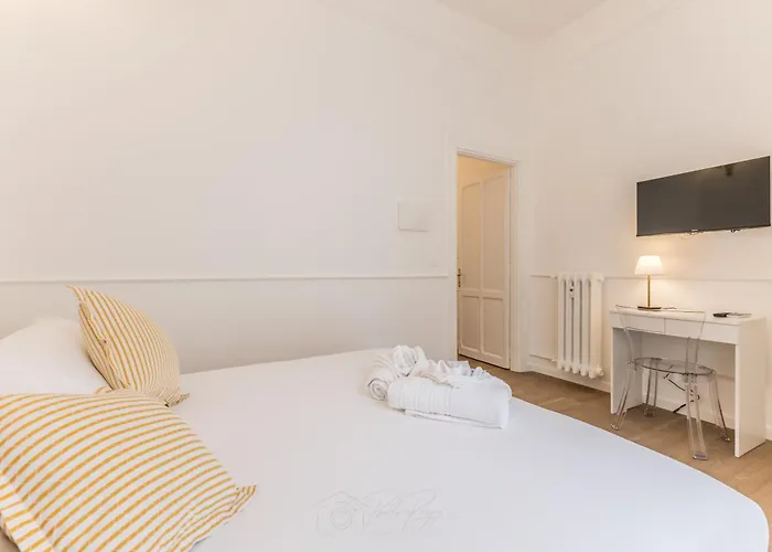 Elegant 3-bedroom Near The Metro Apartment Rom